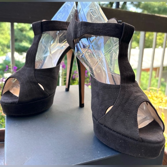 Ron Donovan Bespoke Suede T-Strap Peep Toe Stiletto
Size 10
Handmade in Italy - Picture 8 of 11